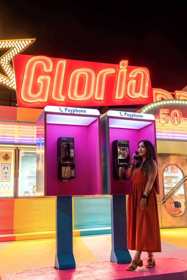 GLORIA OUTLETS华泰名品城一期的「Drive-in美式摇滚快餐店」更有「復古Newtro电话亭」随时响起，让大家拿起话筒，即会听到惊喜问候语。（石智中摄）