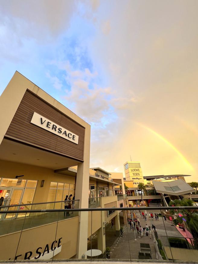 GLORIA OUTLETS华泰名品城上月甫开幕，为全台唯一的「VERSACE Outlet」，全店打造了两层特大的空间，2楼特别带来品牌可爱童装，全店更祭出5折起优惠。（石欣蒨摄）