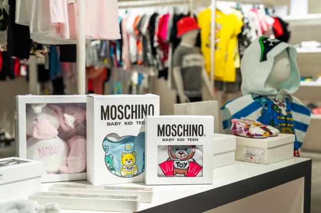 GLORIA OUTLETS华泰名品城中微风BreezeCouture旗下的复合式精品童装babyMadison，正式登陆并祭全店2折起折扣价。（石智中摄）