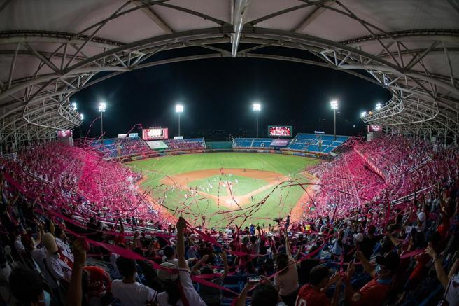 乐天桃园棒球场正是中华职棒乐天桃猿的主场「乐天桃园棒球场」，只要一走出桃园捷运A19站即能抵达。（乐天集团提供）