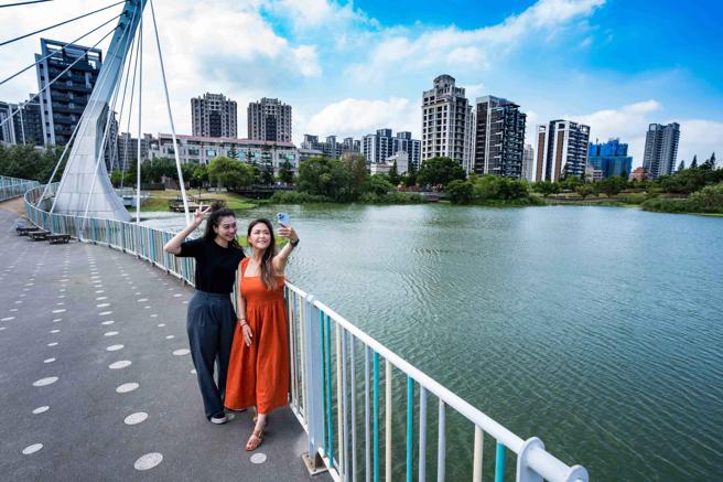 青塘园生态公园拥有亲水缓坡、观景平台、木栈道、人行步道及户外剧场等多元的游憩空间，成为了都市民眾的亲水公园。（石智中摄）