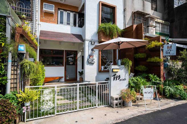 莫平方宠物咖啡厅不仅在青埔拥有超高人气，假日更是吸引了不少特地从台北、新竹等地方带着毛小孩来的家长。（石智中摄）