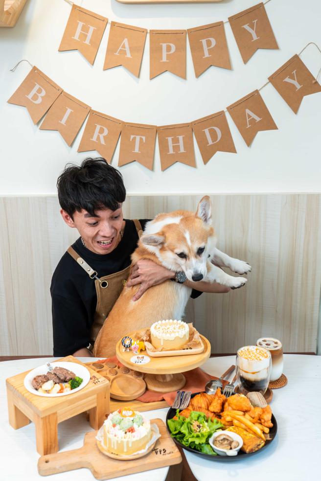 莫平方宠物咖啡厅提供日式咖哩饭、早午餐、蛋糕等餐点以外，还有毛孩专属、老板老吴每日亲手制作的「MOMO牛汉堡排」等鲜食餐，更能订制宠物蛋糕。（石智中摄）
