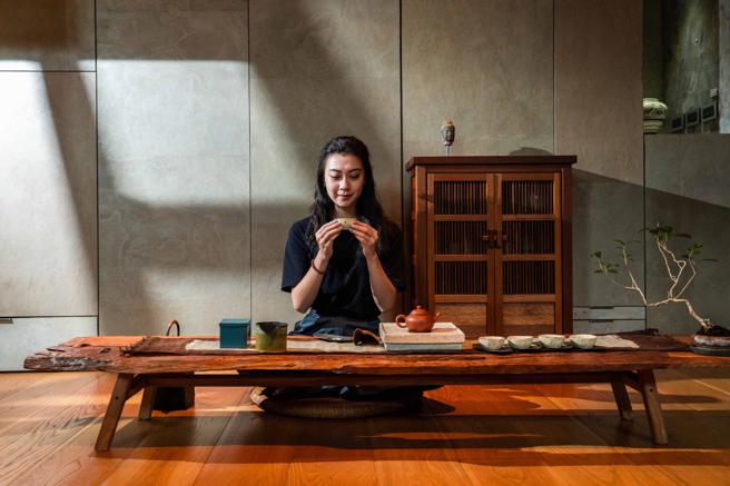 袭园美术馆每周六更有茶禅泡、抄经、手冲咖啡等深度体验课程，每堂课200元。（石智中摄）