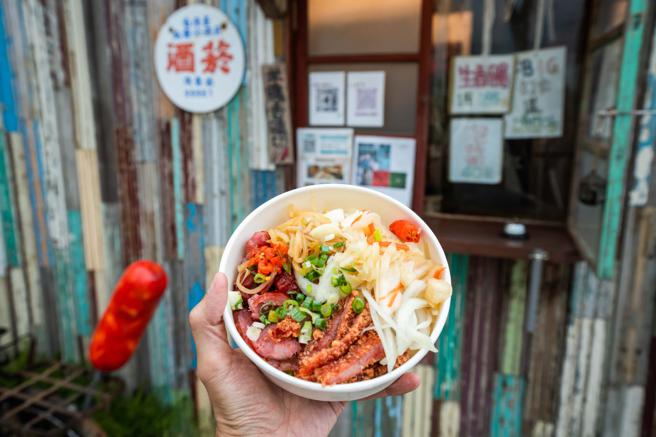 正光照相馆虽然不提供照相服务，但却贩卖着传统、亲手制作的「米肠香肠切」。（石智中摄）