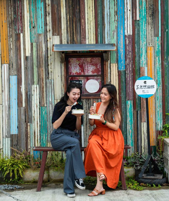 正光照相馆可是青埔最近在Instagram上相当热门的景点，以改造货柜屋，加上门口经典的伟士牌中古摩托车，打造了復古风的打卡美食热点。（石智中摄）