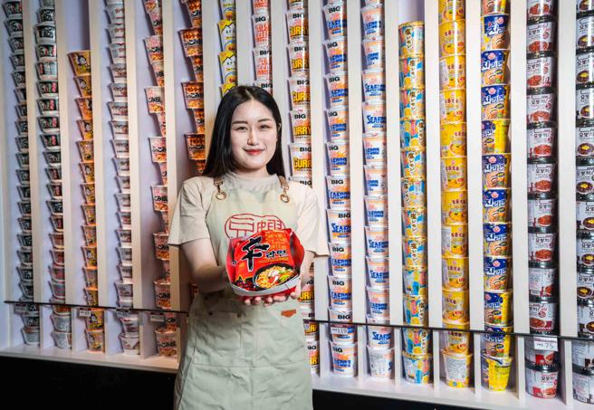 豆嫂的零食杂货店不仅集结了琳琅满目的国外美食，更打造了一整面的泡麵墙，成为了青埔另类的打卡热点。（石智中摄）