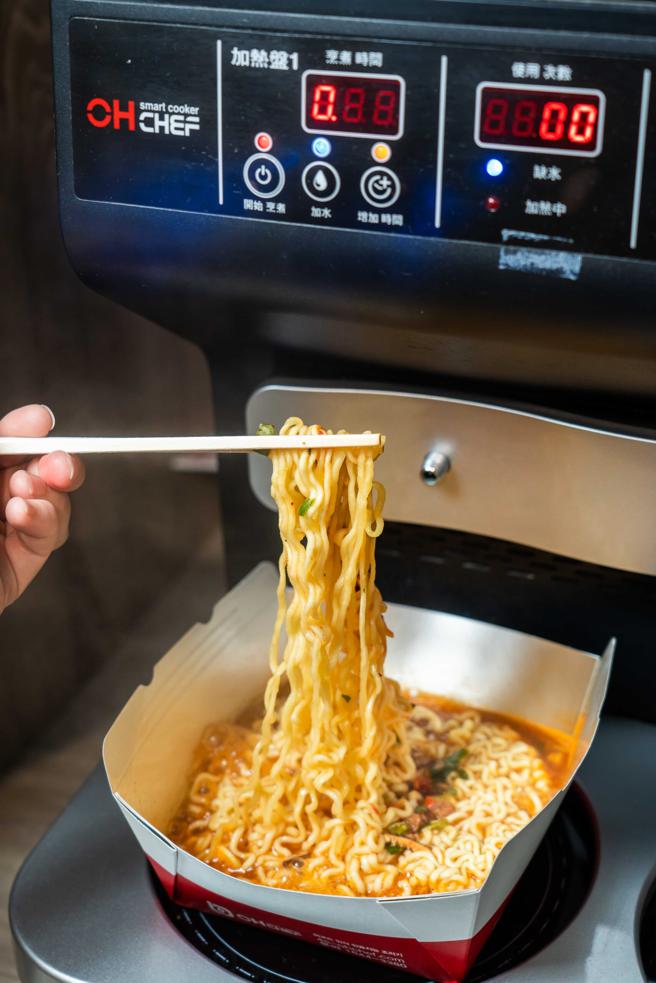 豆嫂的零食杂货店中引入了韩国才有的煮泡麵机，让顾客在台湾也能感受在韩国汉江边煮泡麵的体验。（石智中摄）