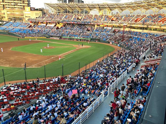 乐天桃园棒球场正是中华职棒乐天桃猿的主场「乐天桃园棒球场」，只要一走出桃园捷运A19站即能抵达。（乐天集团提供）