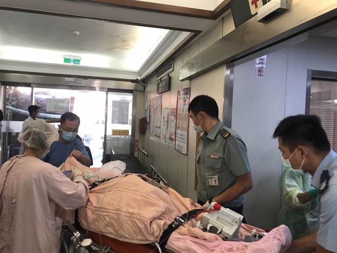 24岁全姓士兵被炮尾环压到重伤，昏迷指数3，在枋寮医院装上叶克膜后转至高雄国军总医院抢救，于晚间不治。（谢佳潾摄）