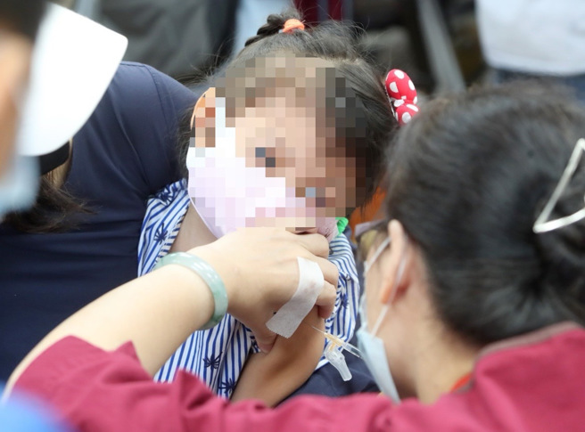 5歲以下幼兒莫德納開打，不少家長還是很猶豫。圖為兒童打疫苗的畫面。（鄭任南攝）