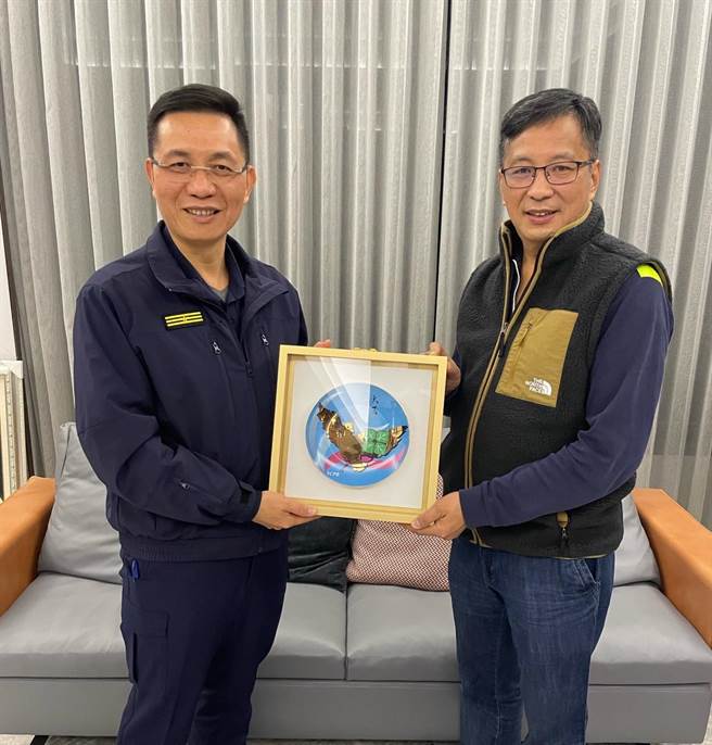 大甲警分局长吴燕山（左）致赠分局纪念瓷盘给大甲警友办事处主任陈胜坚（右）。（大甲警分局提供／陈淑娥台中传真）