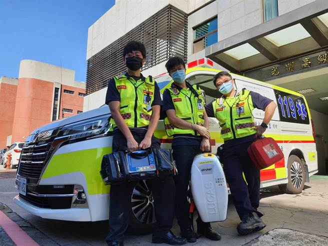 新竹氣象站主任日前突然倒地，光明高級救護分隊前往搶救成功。（竹縣消防局提供／邱立雅竹縣傳真）