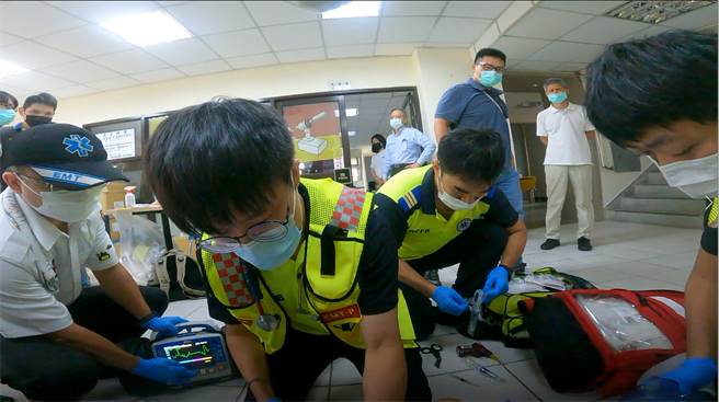 光明高級救護分隊日前前往新竹氣象站，對昏厥倒地的站主任急救，並成功搶救當事人。（竹縣消防局提供／邱立雅竹縣傳真）