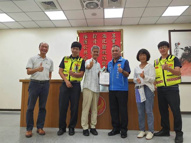 中央氣象局組長商俊盛（左三）21日從台北率隊南下感謝出勤光明高級救護分隊的救護員。（竹縣消防局提供／邱立雅竹縣傳真）