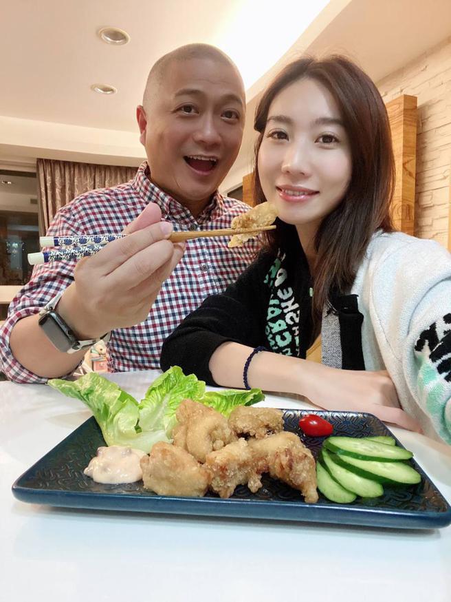 当年拚酒的女大生竟变成老婆。(图/「Paul与咪咪的朱式会社」脸书)
