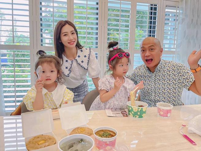 保罗一家四口合照。(图/「Paul与咪咪的朱式会社」脸书)
