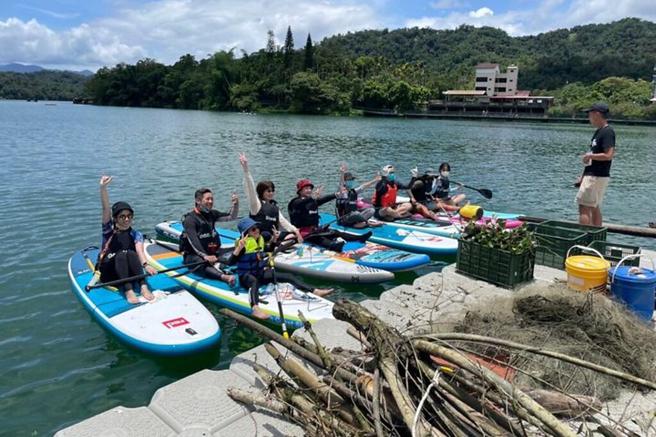 「亲清日月潭 一日不耍废小旅行」，从专业SUP立桨教练带队净潭。　图：日月潭国家风景区管理处／提供 