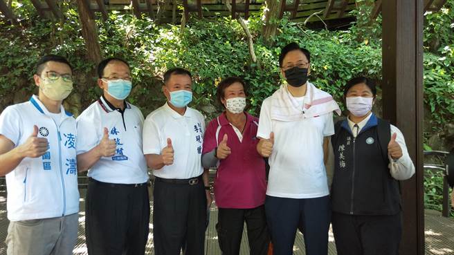 國民黨市議員參選人張善政（右二）和副議長李曉鐘（左三）、黨籍市議員一起到虎頭山健走。（賴佑維攝）