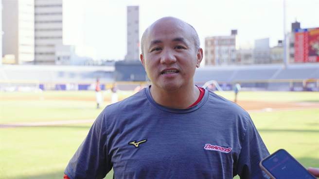 味全龙现任打击教练张泰山​21日于现地训练，对于球场改善感到「非常满意」​。（新竹市政府提供／王惠慧新竹传真）