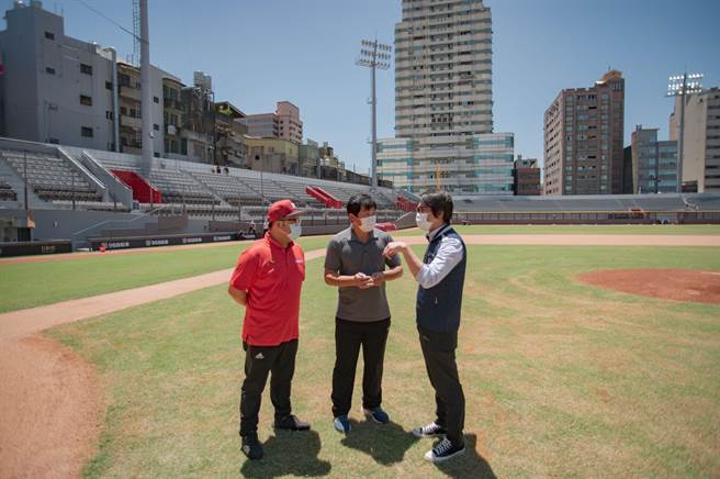 （左起）味全龙领队丁仲纬、总教练叶君璋，对改善成果感到满意。（新竹市政府提供／王惠慧新竹传真）