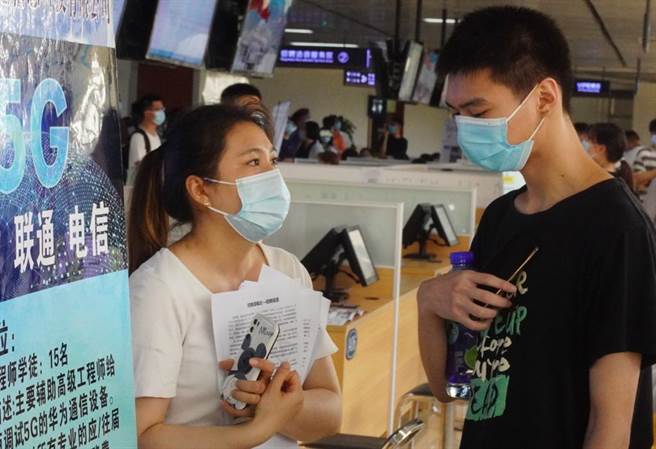 圖為鄭州2022高校畢業生專場招聘會現場。 （摘自中新社）