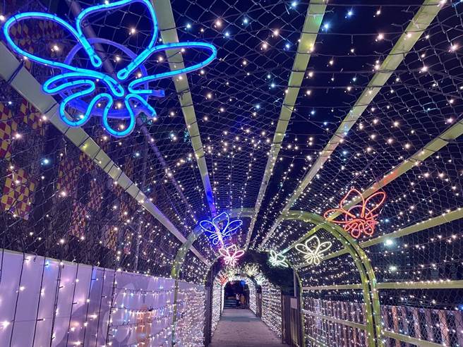 「鐵道嘉年華光廊」以珊瑚橘的燈串搭配流星燈及星球燈，沿著星光台階進入臺灣鐵道的光廊，彷彿走進時光隧道。（吳敏菁攝）