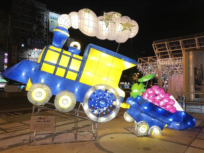 蒸汽老火車亮起來，載送彰化名聞遐邇的在地美食肉圓以及優良農特產葡萄。（參山國家風景管理處提供／吳敏菁彰化傳真）