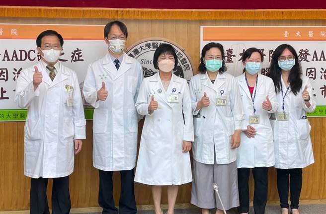 台大2010年完成全世界第1例「芳香族L-胺基酸脱羧基酶缺乏症 （AADC）」个案的治疗后，至今成功治疗30例个案，患者治疗后症状减轻，运动功能都有明显的改善。（林周义摄）