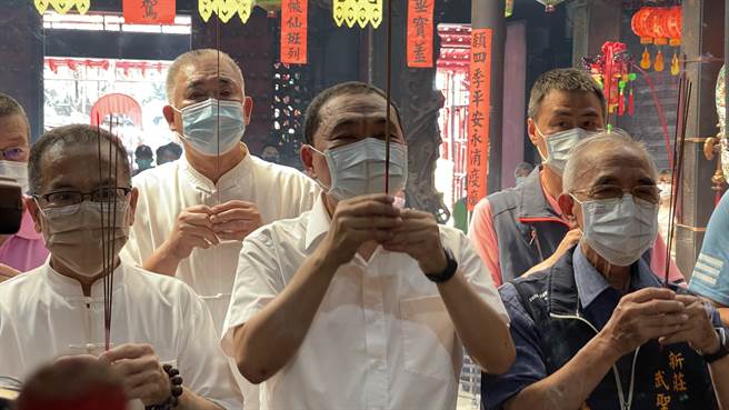 新北市长侯友宜今天上午前往新庄庙街武圣庙参拜，更发表等同宣布竞选连任的宣言。（吕健豪摄）