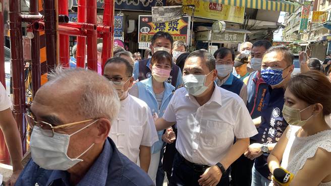 侯友宜表示，4年前参加人生中第一场选举，就是到武圣庙向关帝爷报告，今天回到相同的地方，用同样的心情向关帝爷报告，会继续为市民打拼。（吕健豪摄）