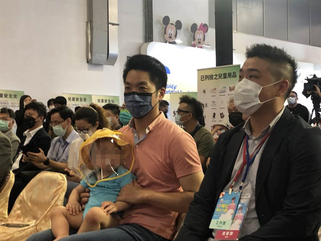 国民党台北市长参选人蒋万安今抱着二宝出席台北国际妇幼用品大展开幕式。（杨亚璇摄）