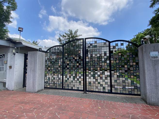 嘉義縣長翁章梁與民進黨嘉義市長參選人李俊俋在縣長官邸碰面交流意見。（廖素慧攝）