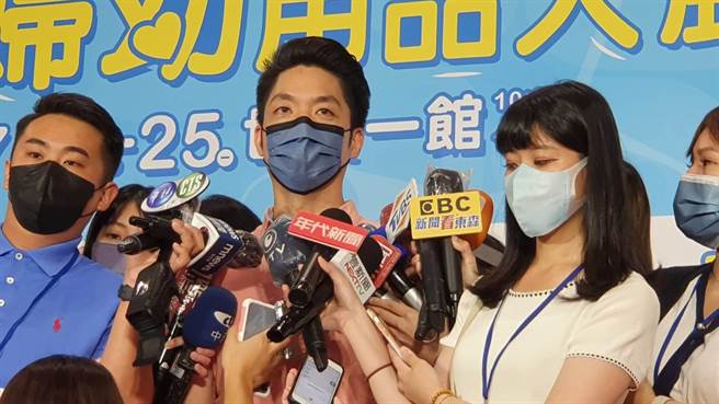 國民黨台北市長參選人蔣萬安今出席台北國際婦幼用品大展開幕式接受媒體聯訪。（楊亞璇攝）