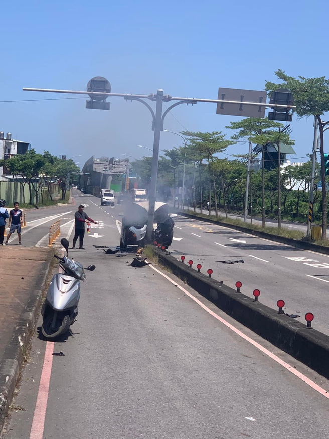 林志颖自撞火烧车，目击者还原现场:父子受伤无法说话。(记者爆料网)