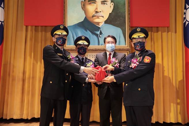 基隆市警察局新任局长张树德（右一）正式接下印信，并由警政署副署长刘柏良（左二）监交。（基隆市警局提供／张志康基隆传真）