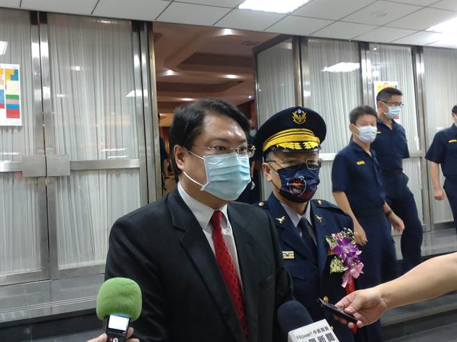 基隆市警察局新任局长张树德（图右）22日甫上任，市长林右昌（图左）便指示四个方向，并希望张树德能做好九合一选举前的相关工作。（张志康摄）