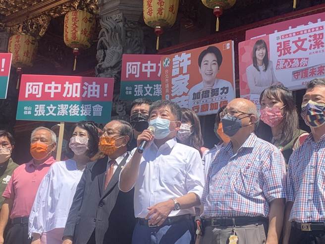 陈时中落跑参选台北市长，王必胜周旋在正宫与小三之间，还要忙着顾小孩竟然能升官，就是造成台湾防疫政策失灵的元凶！（黄婉婷摄）