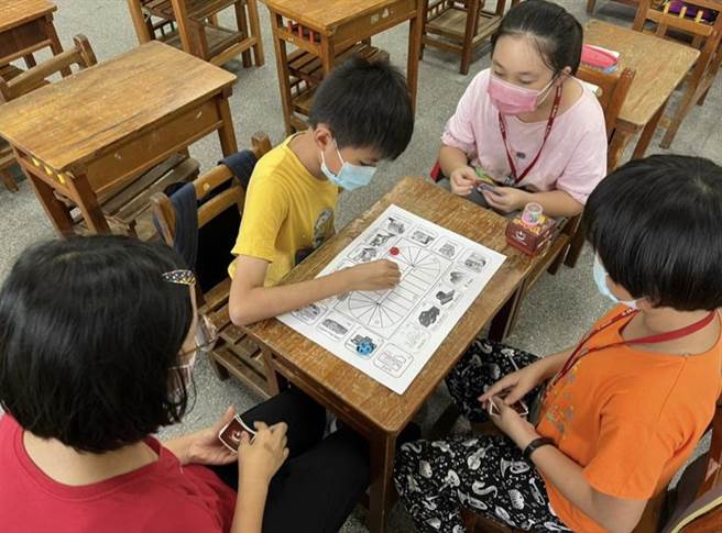 英语营搭配桌游，创造对话情境。（嘉和国小提供／廖志晃南投真）