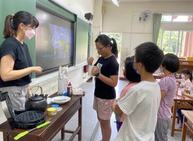 生活动手做，英文随口说。（嘉和国小提供／廖志晃南投真）