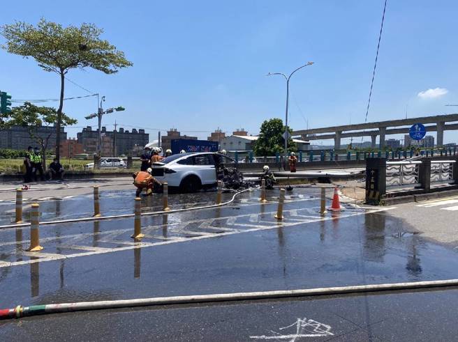 林志颖自撞火烧车现场画面曝光，400万特斯拉烧到剩骨架 。(民眾提供)