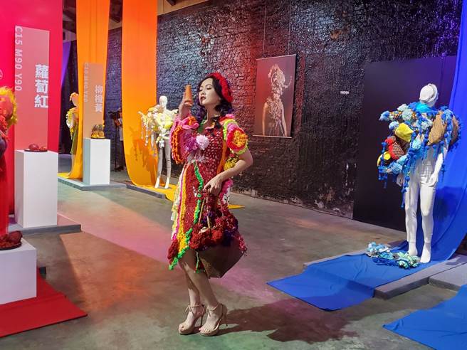 模特兒身上服裝顏色緊扣雲林的代表色：蘿蔔紅、花生黃、生菜綠、鯛魚藍、蒜頭白、醬油墨。（周麗蘭攝）