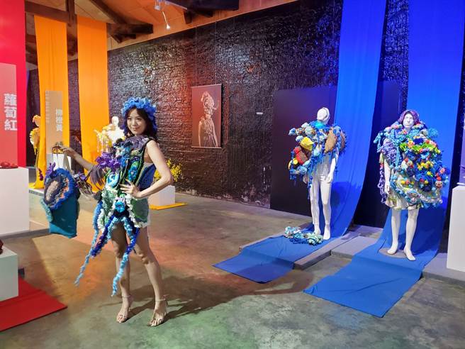 模特兒身上服裝顏色緊扣雲林的代表色：蘿蔔紅、花生黃、生菜綠、鯛魚藍、蒜頭白、醬油墨。（周麗蘭攝）