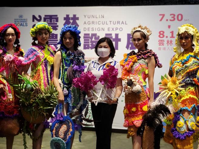 雲林縣長張麗善（中）表示，率先全國舉辦台灣首屆農業設計展，結合農業文化及設計美學，跳脫傳統農業的框架，讓鄉親感受農業也可以展現不同風貌、思維，也讓消費者更體恤農民辛苦，了解農業是個非常豐富多元的職業。（周麗蘭攝）