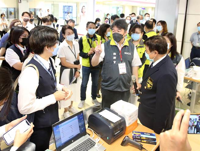 疫情指挥中心指挥官王必胜（中）上午前往桃园机场，视察旅客入境动线及流程。（范扬光摄）