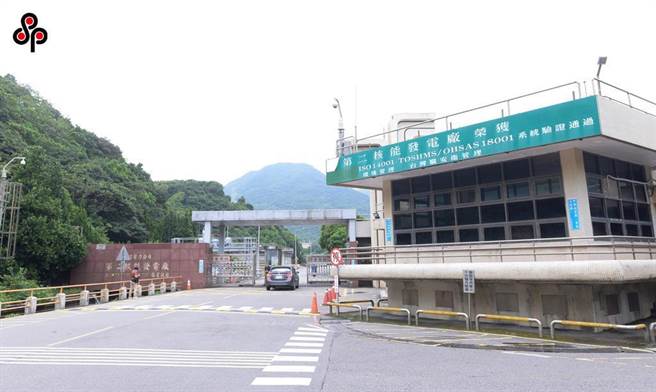 核二厂2号机于今日中午因应夏季海水高温及主汽机冷凝器真空状况，为维持机组运转稳定性，进行机组小幅度降载运转。（报系资料照）