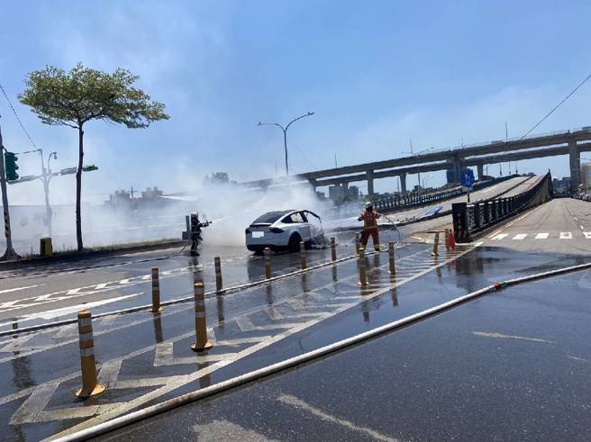 林志颖自撞火烧车现场画面曝光，400万特斯拉烧到剩骨架。(民眾提供) 	