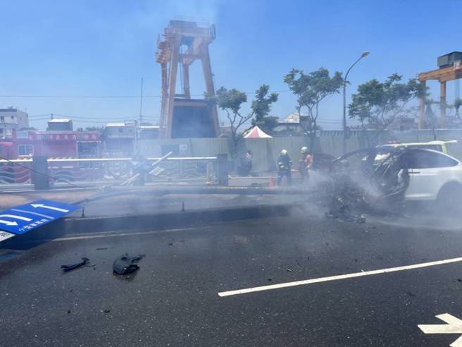 林志颖自撞火烧车现场画面曝光，400万特斯拉烧到剩骨架。(民眾提供) 	