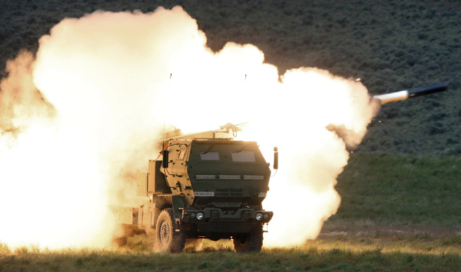 美军在华盛顿州亚基马训练中心（Yakima Training Center）发射「海马斯」（HIMARS）多管火箭发射系统的资料照。（美联社）