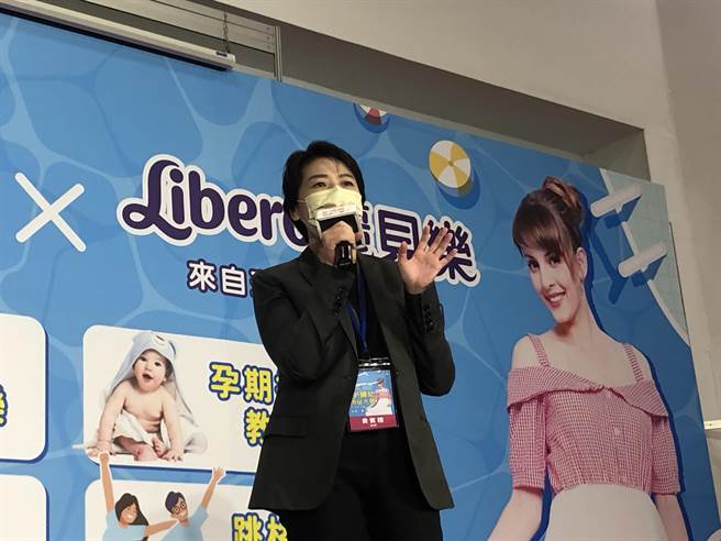 國民黨台北市參選人蔣萬安與台北市副市長黃珊珊今日一同出席台北國際婦幼用品大展開幕式。（楊亞璇攝）